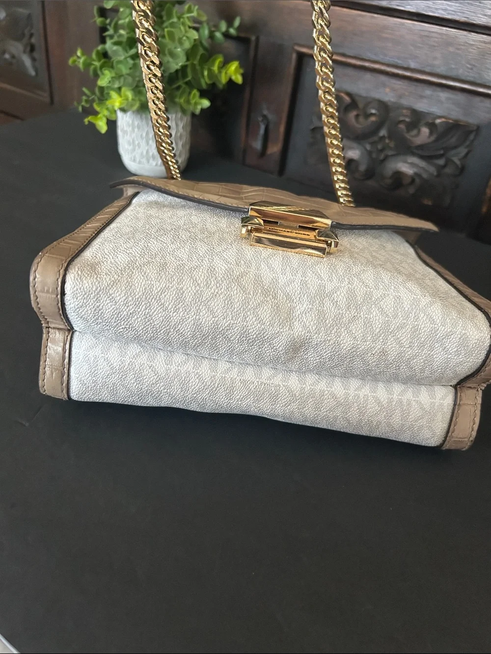 Michael Kors Beige & Off-White Chain Shoulder Bag